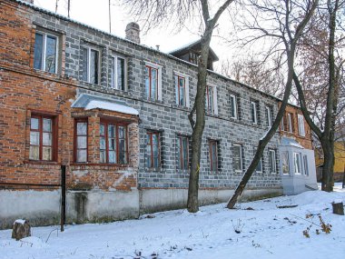 Geleneksel Avrupa mimarisine sahip iki katlı karla kaplı bir konut binası, karışık malzemeler, taş beton ve muhtemelen tuğla işi Çoklu sh Kostiantynivka, Ukrayna, 01-15-2013