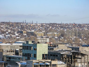 Yüksek bir açıdan bakıldığında, betonarme duvarcılık binalarının bulunduğu kentsel manzaranın çatılarda ve toprak parçalarında kar ve tasarım çeşitliliği bir Kostiantynivka, Ukrayna, 01-15-2013