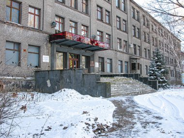 Kışın bulutlu gökyüzü altında beyaz çerçeveli çok katlı tuğla bir bina, Kostiantynivka, Ukrayna, 01-15-2013