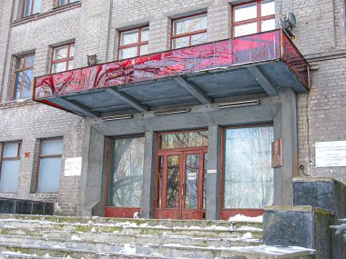 Çift kapılı, pencereli, balkonlu ve geniş pencereli tuğladan bir binanın dış görünüşü soğuk hava koşullarında muhtemelen Kostiantynivka, Ukrayna, 01-15-2013