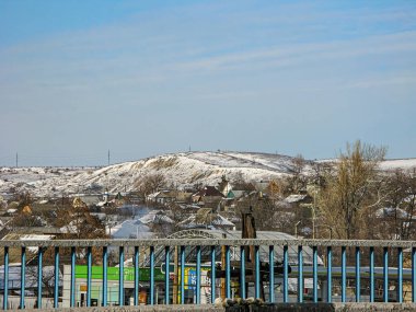 Tamamlanmamış yapısı, muhtemel demiryolu üstgeçidi, karışık kullanım alanları olan binalar, kar yağışı, açık mavi gökyüzü, doğal Kostiantynivka, Ukrayna, 01-15-2013