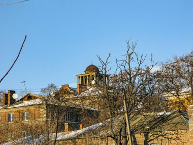 Tanınmış tarihi yapısına sahip sakin, karla kaplı bir köy, kışın ortasında duruyor. Geleneksel mimari çevresi Kostiantynivka, Ukrayna, 01-15-2013
