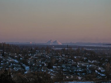Uzak dağlar veya tepeler, sıcak renkler ve kumlu dokular, Kostiantynivka, Ukrayna, 01-15-2013