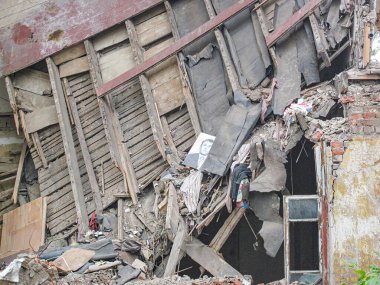 Görüntü, büyük olasılıkla bir patlama veya doğal afetin yol açtığı yıkıntılı bir binayı gösteriyor. Ek içerik olarak Kostiantynivka, Ukrayna, 06-15-2013