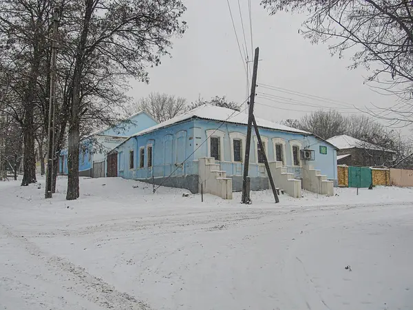 Sol kardaki kışı gösteren bir kompozit görüntüsü, gökyüzü, ev ve muhtemelen bahar mevsimi sağ kentsel çevre, ağaçlar, yapılar, gölgeler Kostiantynivka, Ukrayna, 01-15-2013