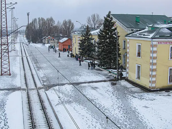 Demiryolu raylı karlı bir arazi, yakın zamanda kar yağışı meydana gelen yerleşim yerlerinin soğuk bir iklim köyü veya kasabasında, muhtemelen Avrupa Ove Kostiantynivka, Ukrayna 'da, 01-15-2013