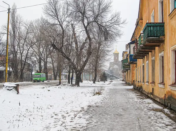 Görüntü, binaların, karla kaplı zeminin, çıplak ağaçların, elektrik direklerinin, kamyonun, geleneksel mimarinin ve Kostiantynivka, Ukrayna, 01-15-2013