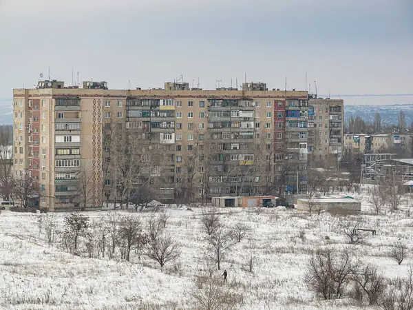 Eski çok katlı apartman binaları olan kış yerleşim alanının resmi, muhtemelen Sovyet döneminden kalma binaların balkonları ve bazı süsleri var, kar Kostiantynivka, Ukrayna, 01-15-2013
