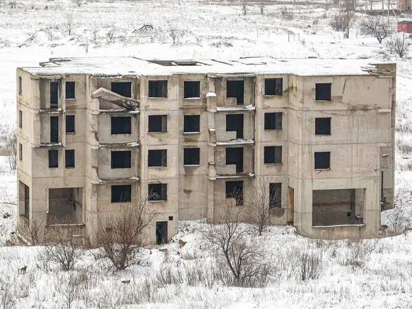Görüntü, Kostiantynivka, Ukrayna, 01-15-2013 kırsal kesiminde kısmen çökmüş beton bir bina gösteriyor.