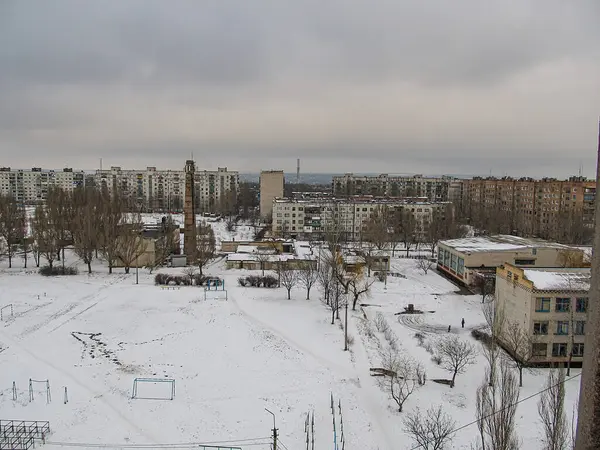 Resim, dağınık binalar, park bankları, apartmanlar, sanayi yapıları, balkonlar, bulutlu gökyüzü Kostiantynivka, Ukrayna, 01-15-2013