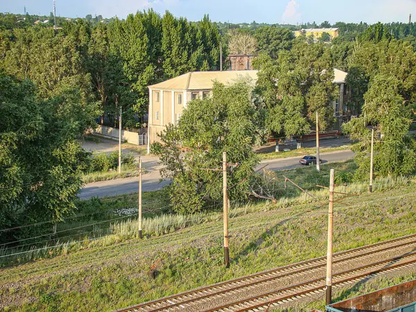 Demiryolu rayları, modern bina, ağaçlar ve mavi gökyüzü manzaralı havadan bakıldığında Kostiantynivka, Ukrayna, 06-15-2013
