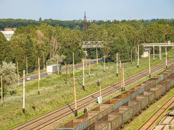Görüntü, muhtemelen yüksek kapasiteli demiryolu trafiği için tasarlanmış birden fazla paralel demiryolu hattının bir bölümünü gösteriyor. Ortam, yeşil folia Kostiantynivka, Ukrayna, 06-15-2013