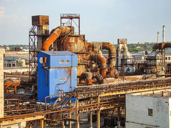 Görüntü, büyük mavi bir tankı, birden fazla altyapısı ve kontrol odası olan eski bir endüstriyel kimya fabrikası veya rafinerisi gösteriyor. Olay yeri Kostiantynivka, Ukrayna, 06-15-2013