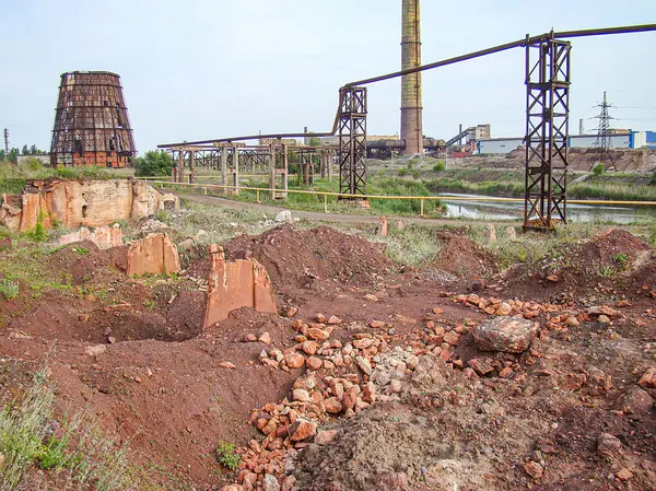 Yakın tarihli kazı çalışmaları, büyük bir kaya yığını, seyrek bitki örtüsü ve terk edilmiş yapıların yer aldığı sanayi bölgesi bulutlu gökyüzü ihmal veya terk edilmiş Kostiantynivka, Ukrayna, 06-15-2013