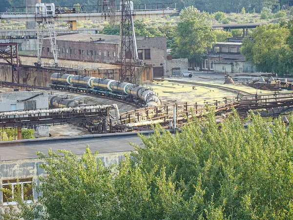 Paslı metal yapılar, durağan tren vagonları, çevreleyen yeşillikler ve açık gökyüzü Kostiantynivka, Ukrayna, 06-15-2013