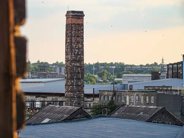Bir kentsel sanayi sahnesi, muhtemelen gündoğumu günbatımında, yüksek tuğla bacalı harap bir fabrika güç istasyonu içeriyor. Bu dekor daha küçük metal yapıları içeriyor Kostiantynivka, Ukrayna, 06-15-2013