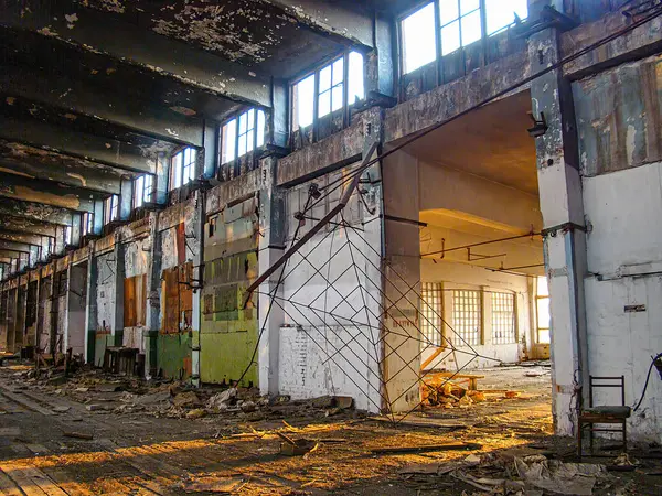 Çürüme, doğal aydınlanma, enkaz ve kısmen çökmüş bir çatı ile eski, harap olmuş bir sanayi binası, terk edilmiş Kostiantynivka, Ukrayna, 06-15-2013