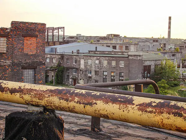 Önde terk edilme ve arkada Kostiantynivka, Ukrayna, 06-15-2013 yıllarında yeni yapıların görüldüğü, muhtemelen Avrupa 'nın yüksek görüş açısına sahip kentsel bir sanayi bölgesinin görüntüsü