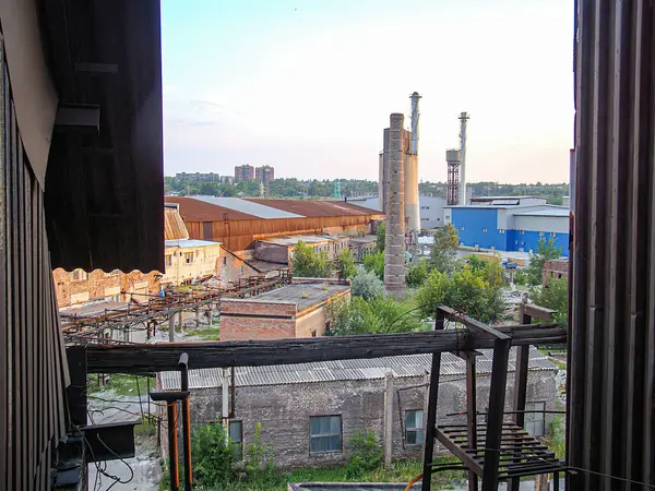 Görüntü, sanayi sonrası yüksek görüş açısına sahip kentsel bir manzarayı resmediyor. Sahne, çürüyen binalar ve Ukrayna, 06-15-2013 tarihlerinde indu Kostiantynivka, Ukrayna,