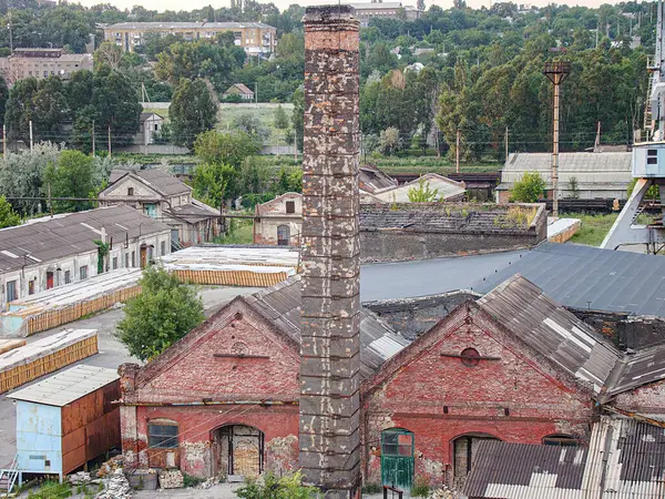 Kostiantynivka, Ukrayna 'da da büyük, paslı bir metal yapısı ve kırmızı tuğlalı bir binayla terk edilmiş bir sanayi bölgesinin havadan görünüşü de görülebiliyor.