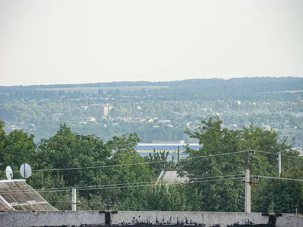 Çatı, tepe arazi, konut yapıları, ağaçlar, yeşillikler, dağınık binalar, kayan tepeler ve bir Kostiantynivka, Ukrayna, 06-15-2013