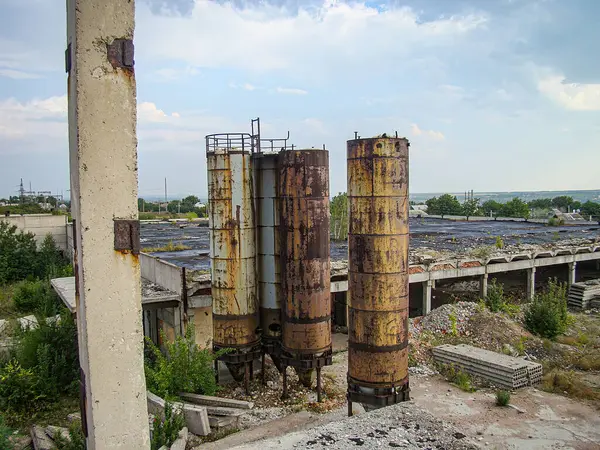 Terk edilmiş bir sanayi yapısı, muhtemelen çürüyen beton sütunları, üç silindirli yapıları, kısmen Kostiantynivka, Ukrayna, 06-15-2013