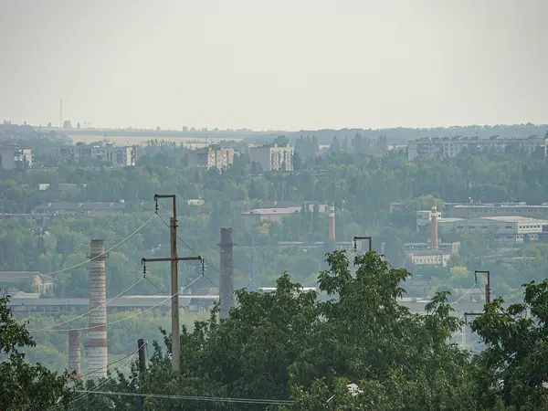 Şehir manzarasının panoramik görünümü, daha düşük irtifadaki şehir manzarası ve yüksek görüş açısı binaları, altyapıyı, hazemisti, bulutları, uzun sh Kostiantynivka, Ukrayna, 06-15-2013