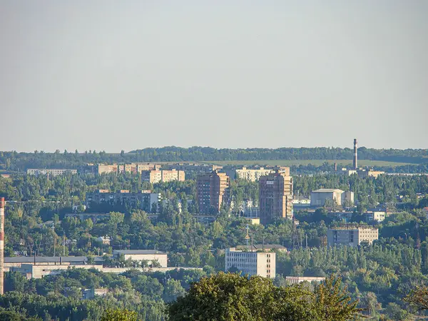 Açık gökyüzü altında, Kostiantynivka, Ukrayna, 06-15-2013 konut binaları, ağaçlar ve sanayi yapıları ile yoğun, çeşitli bir şehir manzarası