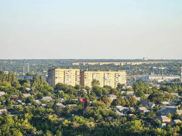 Bereketli yeşillik, karışık sarı evler ve açık gökyüzü Kostiantynivka, Ukrayna, 06-15-2013