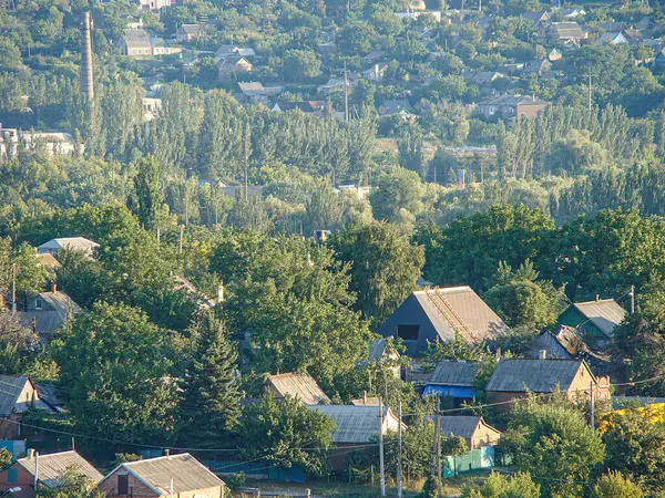 Evleri, ağaçları, elektrik hatları ve bulutlu bir gökyüzü olan yerleşim alanının görüntüsü Avrupa stili, muhtemelen Orta Avrupa yemyeşil, Kostiantynivka, Ukrayna, 06-15-2013