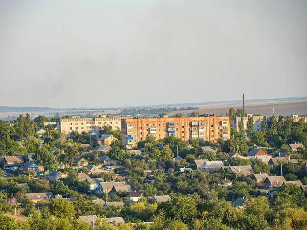 Üniformalı apartmanların hava manzarası iki katlı, kırmızı tuğlalı duvarlar, beyaz pencere çerçeveleri, dağınık ağaçlı ve yükselen bulut Kostiantynivka, Ukrayna, 06-15-2013