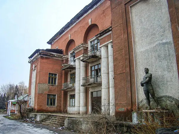 Düşük çözünürlüklü, kemerli kapıları olan eski, mimari açıdan klasik bir binanın fotoğrafı. Konut ya da kurumsal olabilir ve Kostiantynivka, Ukrayna, 01-15-2013