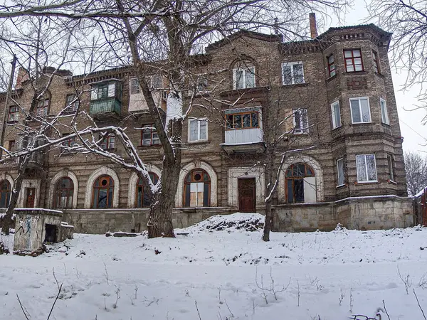 Kışın çekilen, kar kaplı, çok katlı, klasik mimarili bir konut görüntüsü zemin katta ticari kullanım veya additio Kostiantynivka, Ukrayna, 01-15-2013