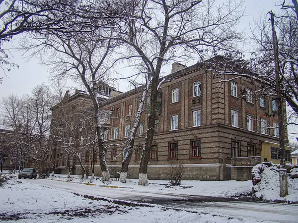 Karla kaplı cadde, konut binaları, yapraksız ağaçlar, Avrupa mimari etkisi, bulutlu gökyüzü ve kişisel Kostiantynivka, Ukrayna, 01-15-2013