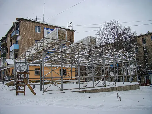 Gündüz vakti, yapım aşamasında olan ve Avrupa tarzı yıkılan yerleşim yerlerinin olduğu karlı kentsel manzaralar, arka planda düz çatılar, Kostiantynivka, Ukrayna, 01-15-2013