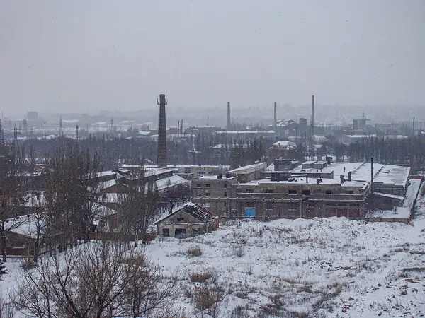 Şiddetli kar yağışı, bulutlu gökyüzü, yerde derin kar, yapraksız ağaçlar, bacalı ve bacalı binalar, Kostiantynivka, Ukrayna, 01-15-2013