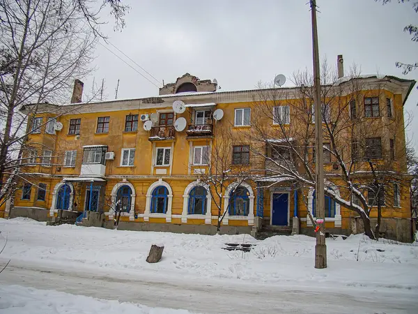 Çağdaş konforlara sahip, kar kaplı, sakin bir kış arkaplanına karşı serin tonlarda resmedilen Avrupa tarzı bir konut binası. Görüntü bir filigran ve Kostiantynivka, Ukrayna, 01-15-2013