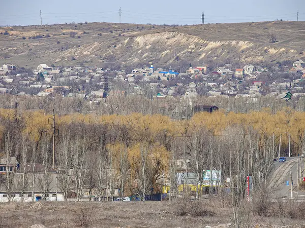Yoğun bir şekilde doldurulmuş, çeşitli mimari yapılara sahip, bitki örtüsü ve akan suyla çevrili şehir veya şehir manzarası gündüz vakti Kostiantynivka, Ukrayna, 06-15-2013