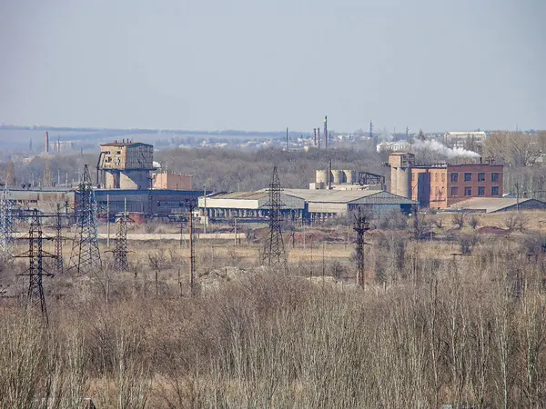 Çok sayıda beton bina, düz çatılar, mimari süslemeler olmadan, Kostiantynivka, Ukrayna 'da elektrik direklerinin yer aldığı sanayi manzarası, 06-15-2013