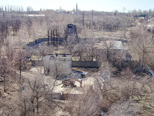 Dağılmış küçük binalar ve çorak arazide, temiz mavi gökyüzü Kostiantynivka, Ukrayna, 06-15-2013 'e karşı havadan çekilmiş dikdörtgen bir görüntü.