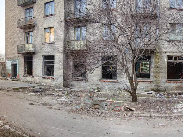 İhmal ve yıkım belirtileri gösteren harap, çok katlı bir bina. Çevre bölgesi düzensiz ve muhtemelen endüstriyel veya le Kostiantynivka, Ukrayna, 01-15-2013