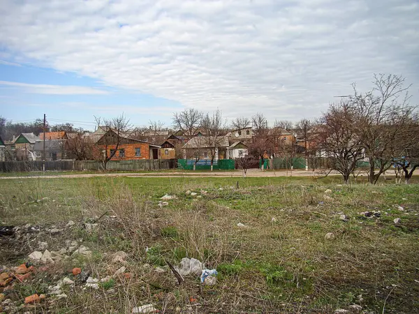 Görüntü yıkık dökük binalar, molozlar, yabani otlar ve hiçbir insan aktivitesinin olmadığı felaket dolu bir yerleşim alanı gösteriyor. Gökyüzü ihmal veya terk edilme, Kostiantynivka, Ukrayna, 01-15-2013
