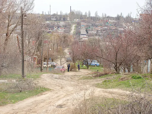 Olası bir doğal afet veya çatışmadan kaynaklanan hasarı gösteren kentsel bir yerleşim alanı. Sahne, Ukrayna 'nın Kostiantynivka kentinin çıplak dalları tarafından önerildiği gibi, kış veya ilkbahar başlarında geçiyor. 01-15-2013