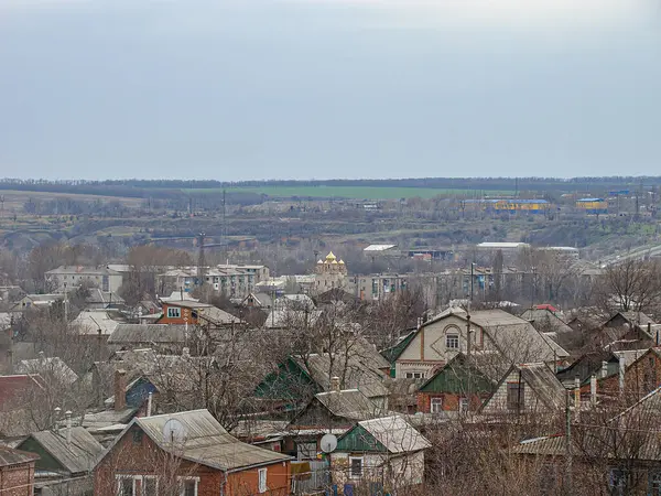 Evleri, kaldırımlı yolları ve ticari tesisleri olan bir banliyö mahallesinin havadan görünüşü yeşillikleri, elektrik hatları, bulutlu gökyüzü, Kostiantynivka, Ukrayna 'daki olası park, 01-15-2013