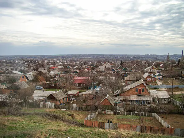Görüntü ahşap, geleneksel olarak tasarlanmış gökyüzü altındaki Avrupa evleri ile huzurlu bir yerleşim alanı gösteriyor. Çoklu caddeler ufuk çizgisine doğru ilerliyor. Kostiantynivka, Ukrayna, 01-15-2013