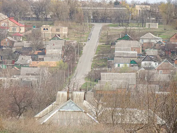 Büyük bir depo ve küçük evler bulunan kırsal ya da banliyö bölgesi görüntüsü, soğuk iklimler ve olası ekonomik Kostiantynivka, Ukrayna, 01-15-2013