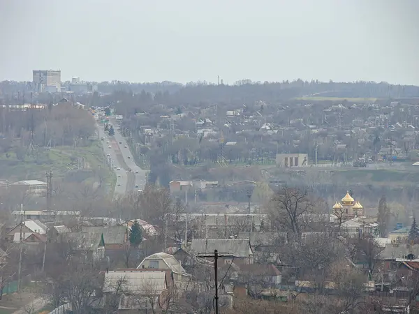 Karma konut ve potansiyel sanayi binaları, sonbahar bitki örtüsü ve Kostiantynivka, Ukrayna, 01-15-2013 kesişen caddeleri ile küçük şehrin bulutlu hava manzarası