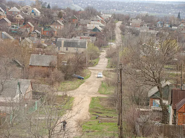 Kırsal, yapraksız, ahşap evleri ve toprak yolu olan, muhtemelen sonbahar veya kış aylarında sakin ve ıssız atmosp Kostiantynivka, Ukrayna, 01-15-2013