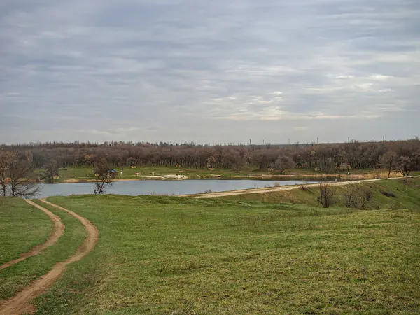 Ukrayna 'nın başkenti Kostiantynivka' da bulutlu bir gökyüzü altında yuvarlanan tepeler ve dağınık ağaçlarla çevrili üç göletli sakin bir kırsal alan. 01-15-2013