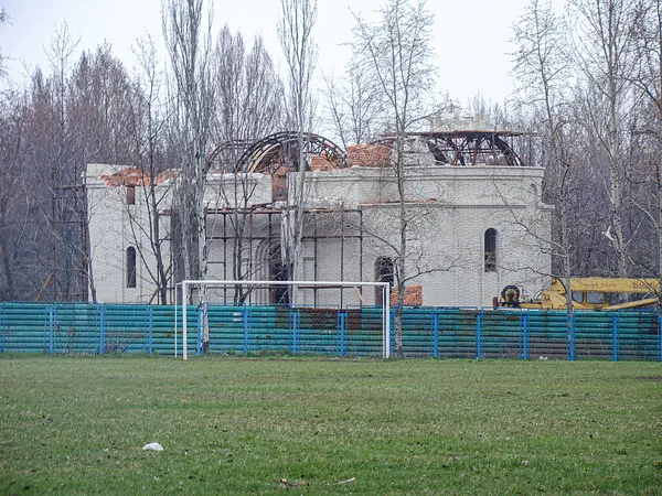 Görüntü kısmen yıkılmış ya da inşaat altında olan, görünen pencere, kapı ya da eşyalar olmayan bir binayı gösteriyor. Sahne, Kostiantynivka, Ukrayna, 01-15-2013
